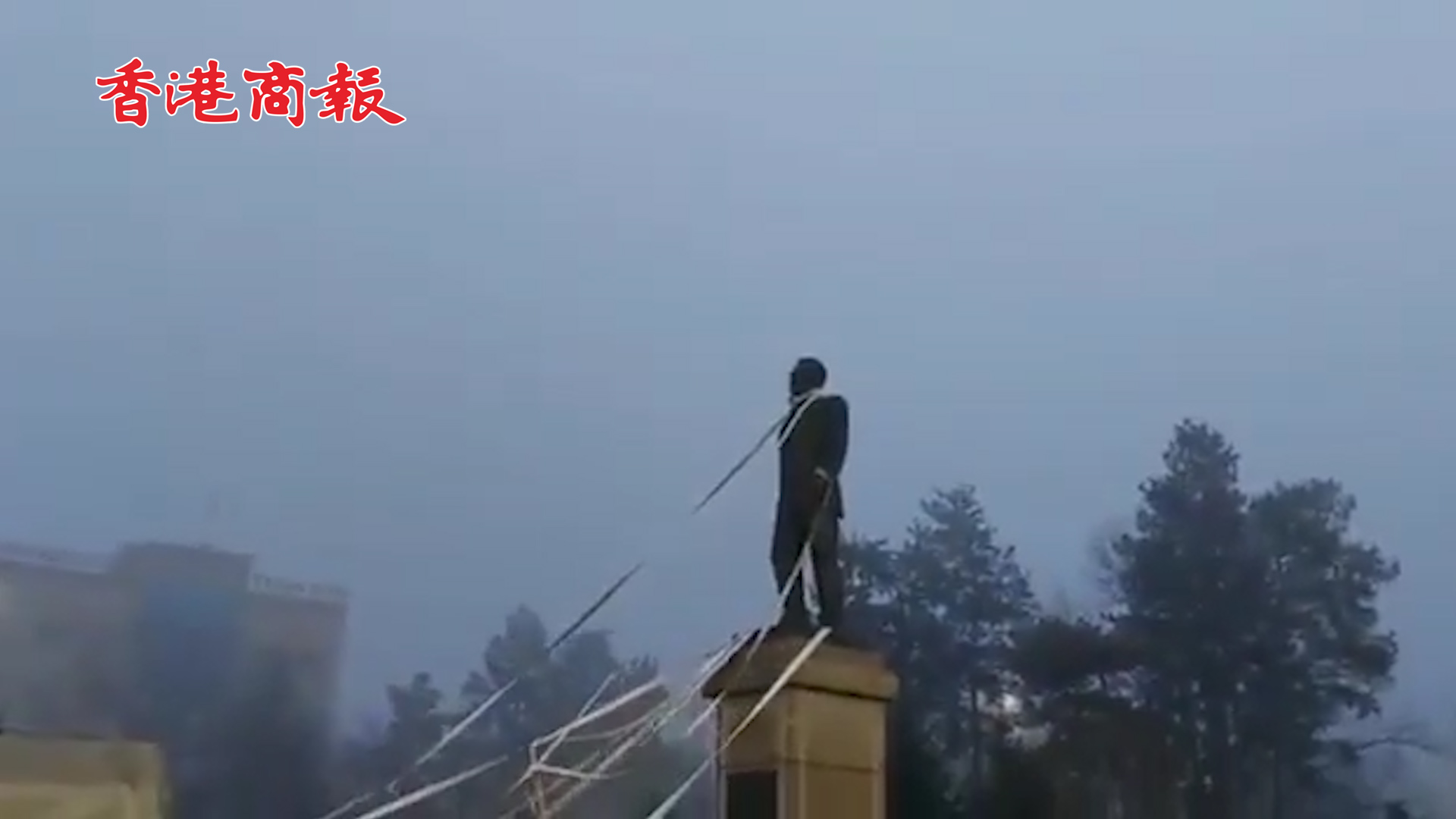 有片丨哈薩克斯坦開國總統雕像遭示威者推倒 全境已進入緊急狀態
