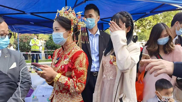 有片｜深圳新娘穿婚服測核酸 獲現場優先安排  網友：全城祝福！ 