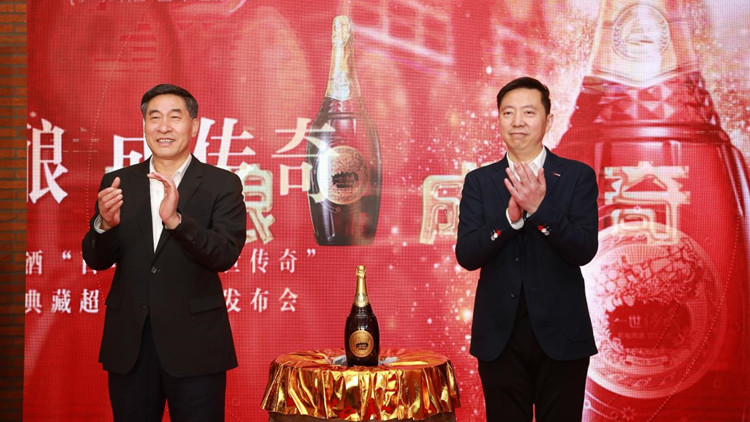 百釀成傳奇  青島啤酒「一世傳奇」藝術典藏超高端新品發布