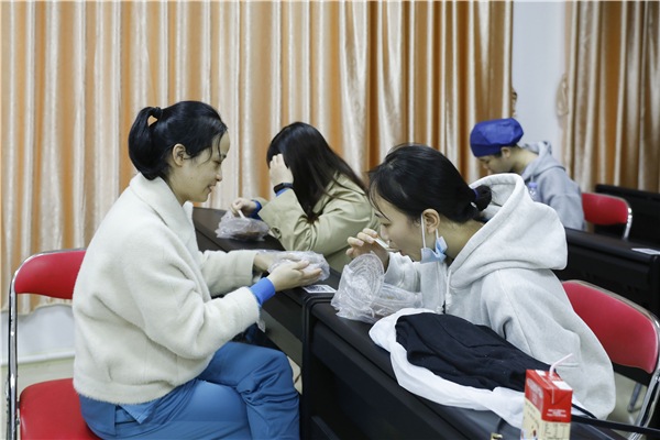 暖心！深圳龍崗橫崗街道愛心企業臘八粥送給防疫「最可愛的人」