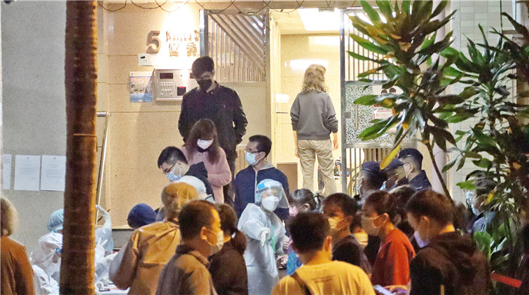 本地個案續增 送檢人數急升 密接檢疫期縮至14天