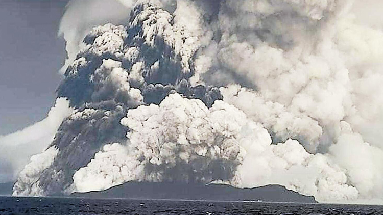 通訊網中斷 首都遭水淹 海底火山爆發重創湯加