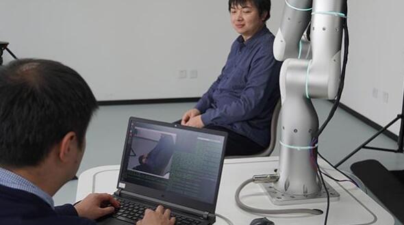 內地首款自主智能無針疫苗注射機器人發布