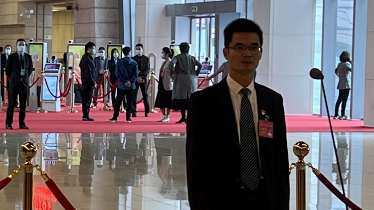 【2022廣東省兩會】廣東省人大代表盧海走進「代表通道」 呼籲出台政策吸引優秀人才返鄉