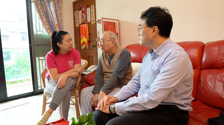 民建聯林琳派食物包予抗戰老兵 冀向青少年灌輸正確歷史觀