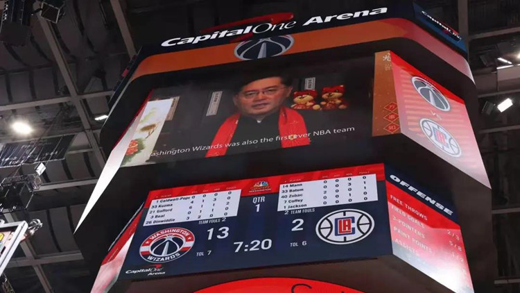 NBA現場近萬球迷一抬頭 大屏幕出現中國駐美大使