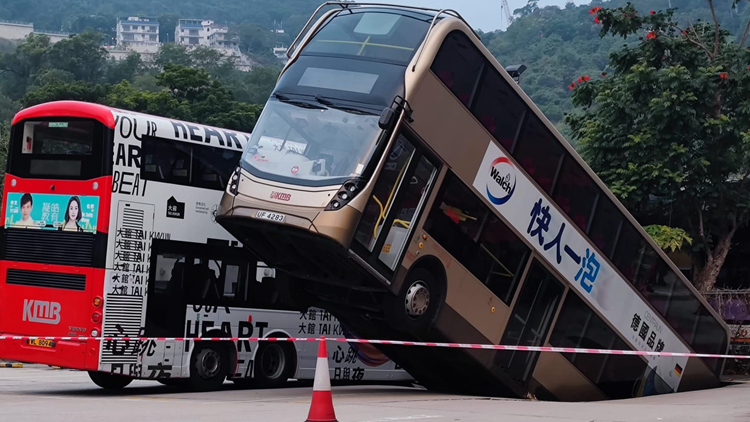 將軍澳九巴車廠發生地陷 2輛雙層巴士陷進大坑