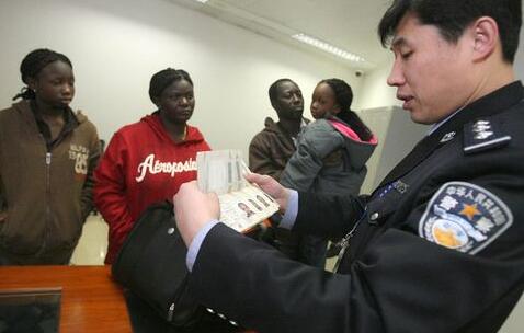 2021年內地依法查處「三非」外國人7.9萬人 4.4萬人被遣送出境