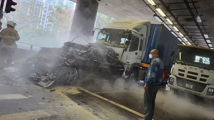 有片丨元朗發生4車相撞意外釀3傷 私家車嚴重損毀