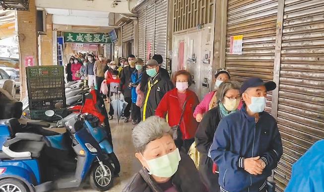 島內鬧雞蛋荒 台媒：搶蛋人潮比打疫苗還多