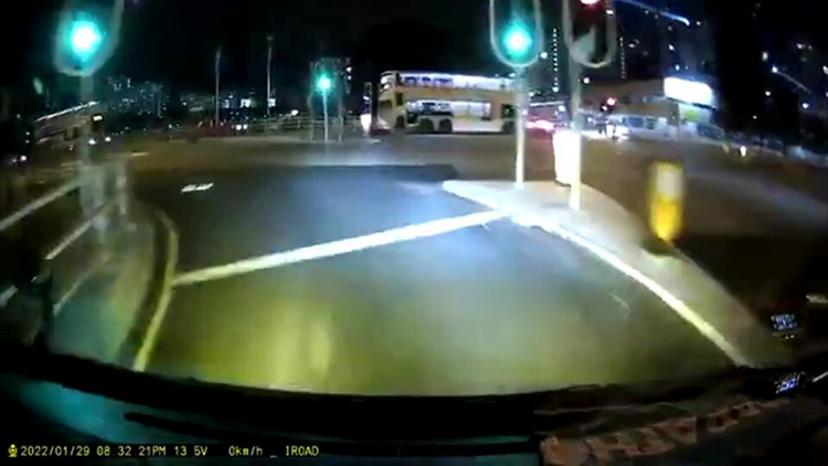 有片｜私家車沙田大涌橋路與巴士相撞 幸無人受傷