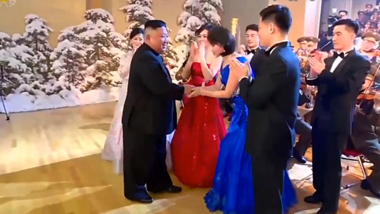 金正恩攜夫人觀看春節演出