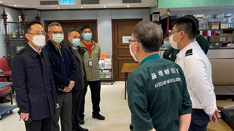 林文健訪醫療輔助隊總部  感謝隊員佳節當值堅持抗疫