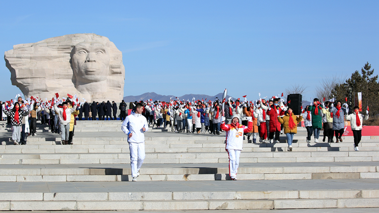 開放包容溝通世界 冬奧火炬在張家口傳遞