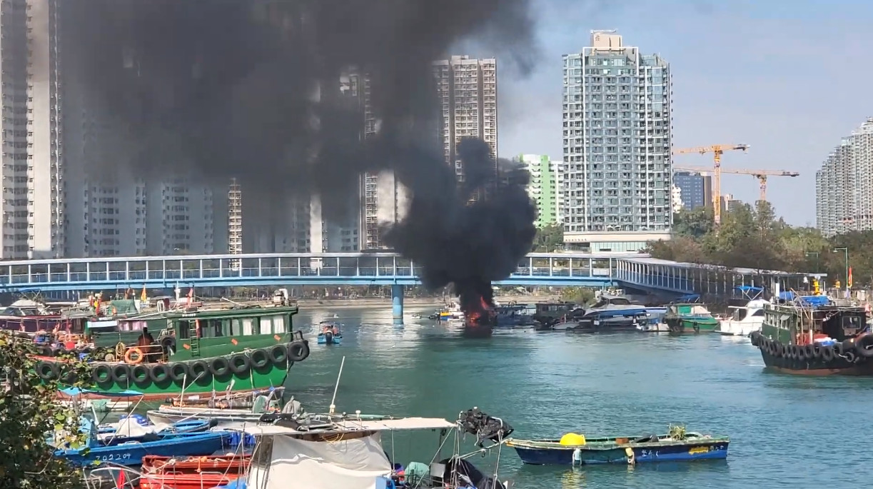 屯門河快艇起火濃煙沖天 波及附近3艘舢舨