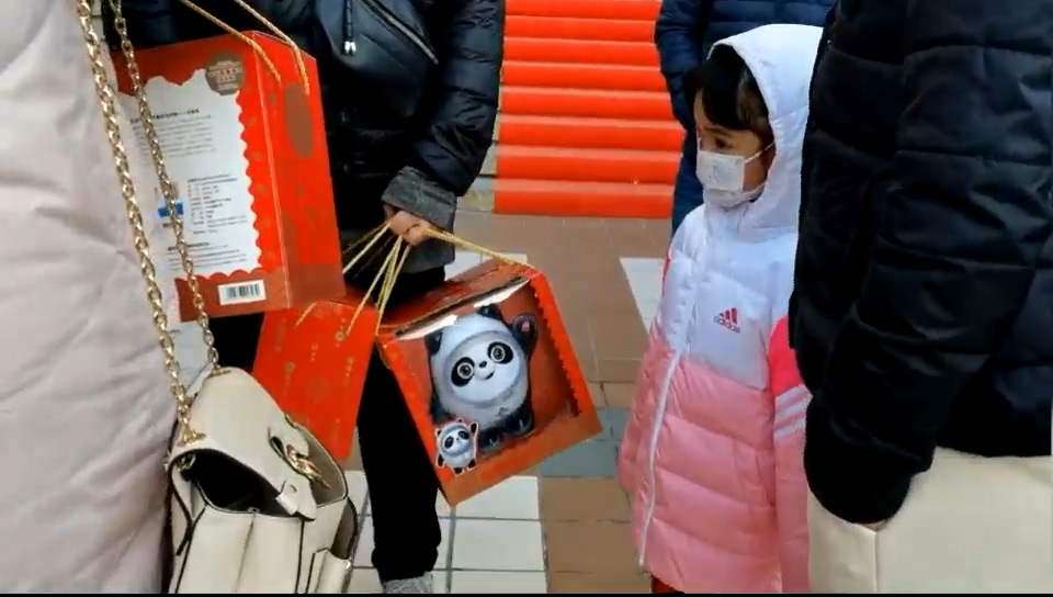 有片｜市民排長龍搶購冰墩墩雪容融 期待不一樣的冬奧開幕式