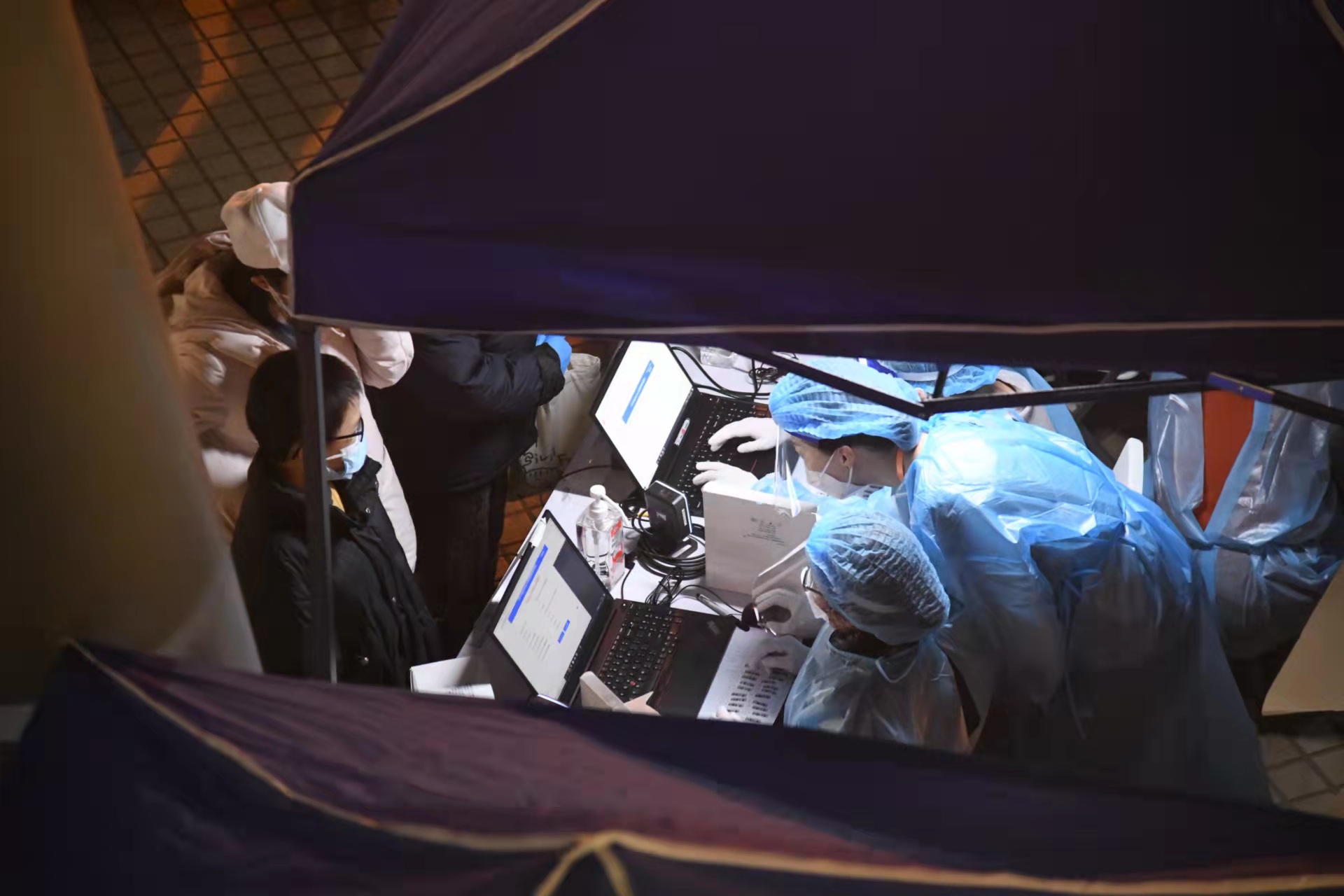 【商報時評】防控疫情有牌打 收緊社交乃必然