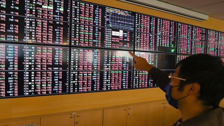 台股早盤大漲逾百點 衝上萬八關卡