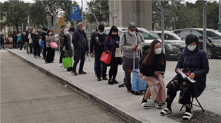 圖集 | 元朗社區檢測站排長龍 市民帶上板凳學生邊等邊上網課