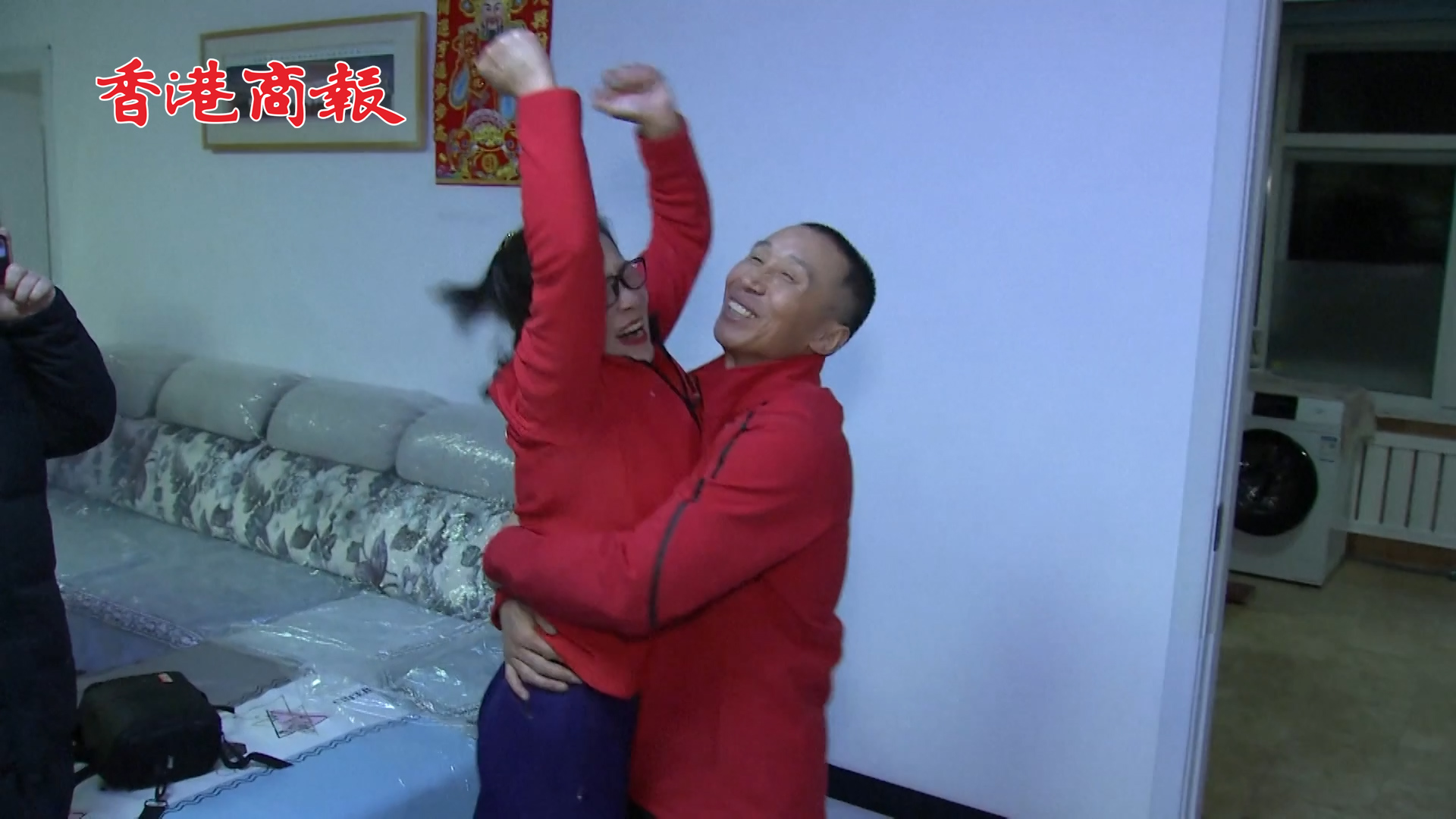 有片丨任子威奪冠那一刻 父母相擁轉圈流淚 揮手興奮大喊感謝