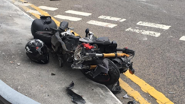 西貢貨車翻側撞電單車 鐵騎士受傷送院