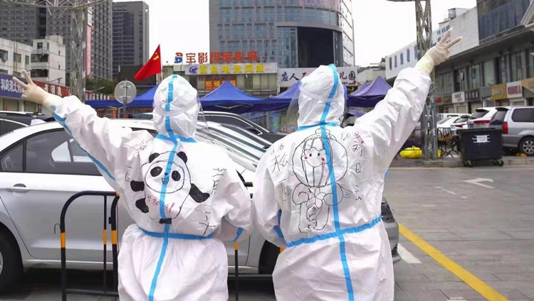 【中共百年 深圳故事】自製醫護版「冰墩墩」在寶安石岩抗疫一線「亮」了