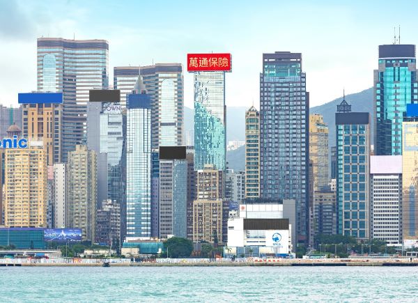 萬通保險全新大型LED屏照亮維港