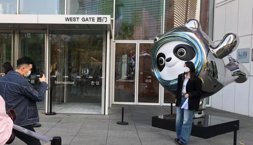 有片丨深圳市民打卡「冰墩墩」