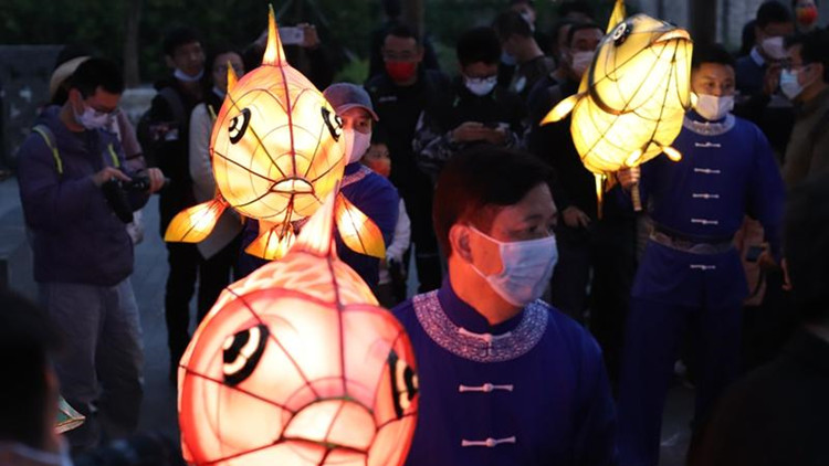 有片丨元宵夜南頭古城閃耀非遺之光 他們讓魚燈舞代代相傳