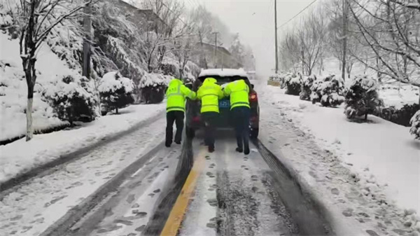 四車開道護送出省：大雪中，這段省際「推送」，好暖！