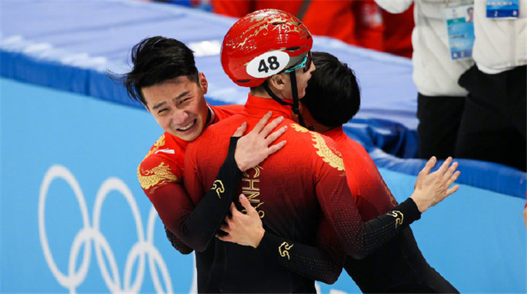 武大靖解釋比賽中一個動作：保護任子威就像換命！