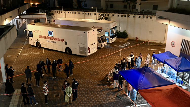 圖集｜內地移動核酸檢測車首次協助石硤尾邨美薈樓圍封檢測