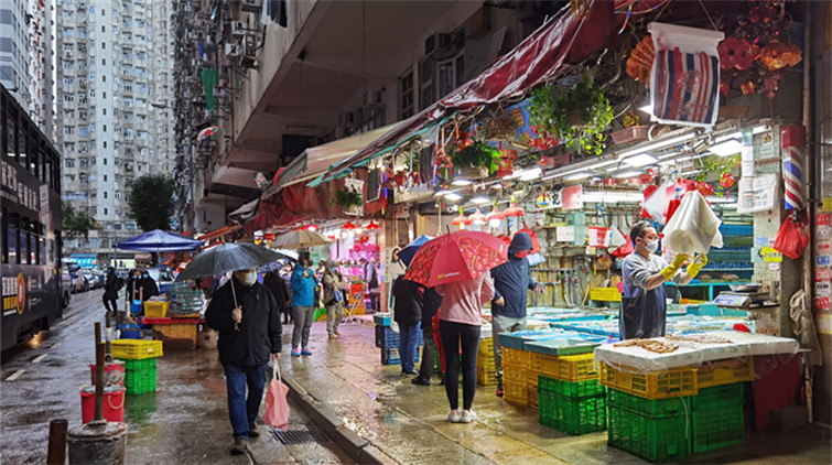 圖集 | 疫下雨中春秧街 疫境中人丁仍旺