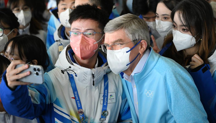 國際奧委會向中國人民頒發奧林匹克獎盃