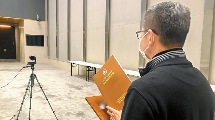 啡泥色封面寓意香港這片土壤 預算案周三財爺視像發表