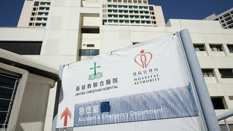 疑天雨失控私家車撞密斗貨車 司機受傷被送院治理