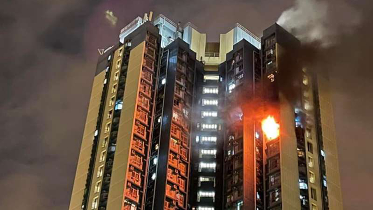 有片 | 葵涌邨翠葵樓高層單位起火 約200住客疏散