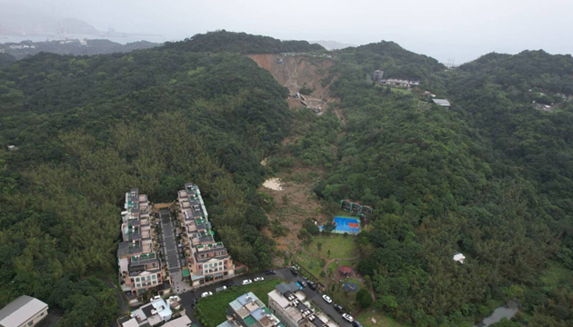 空拍畫面驚心！台灣基隆山區大面積崩塌