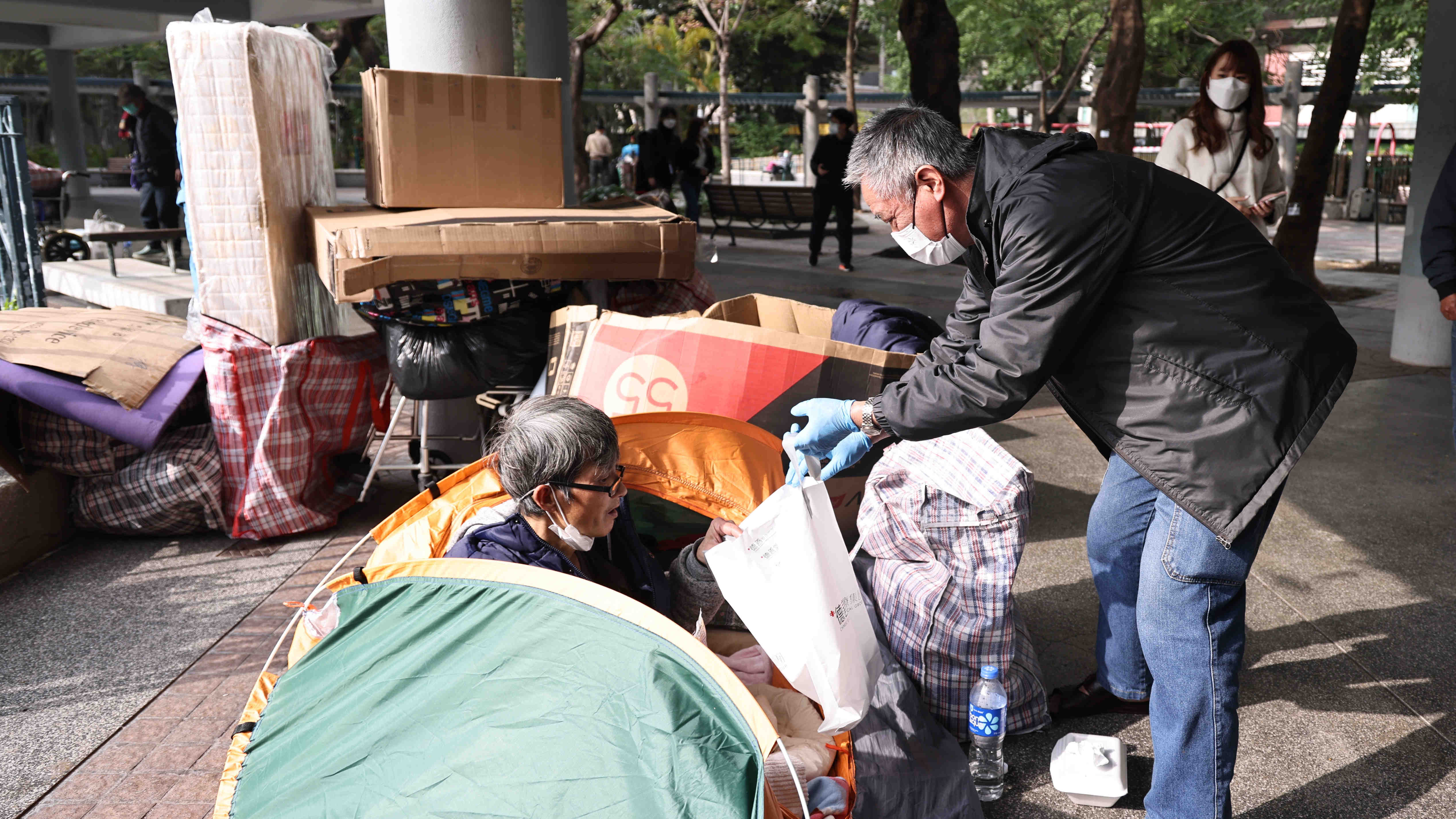 圖集｜疫情無情人有情！港醫療集團向露宿者派發逾百包抗疫用品