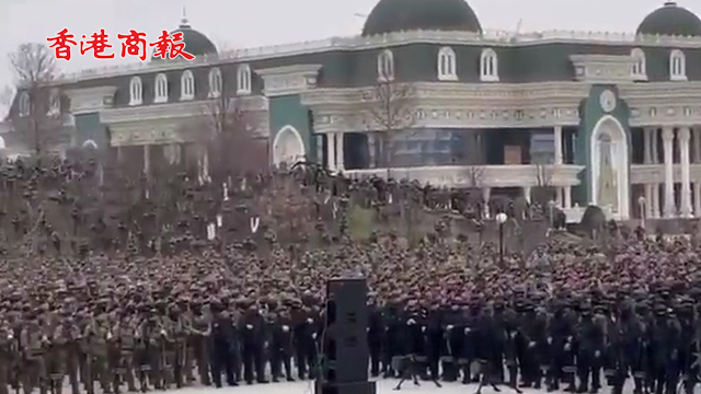 有片丨1萬車臣軍隊準備進入烏克蘭 烏軍隊當街給民眾發武器