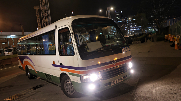 圖集｜首批患者昨晚乘專車入住青衣方艙醫院