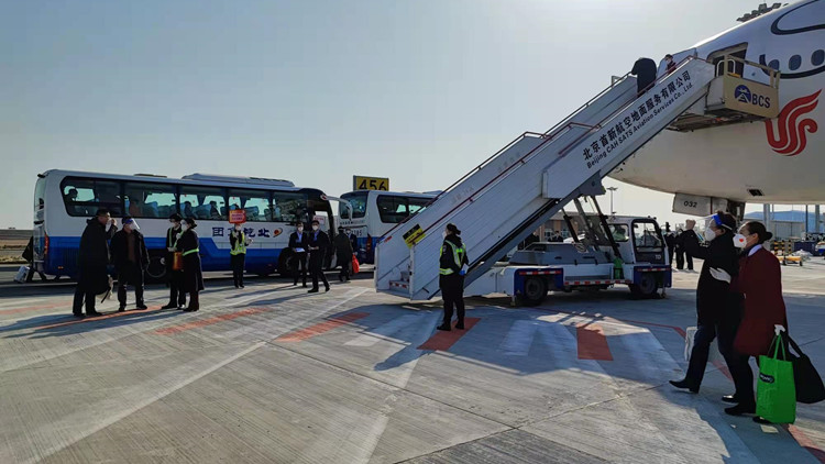 【速遞】港區人大代表、政協委員抵京  將出席兩會會議