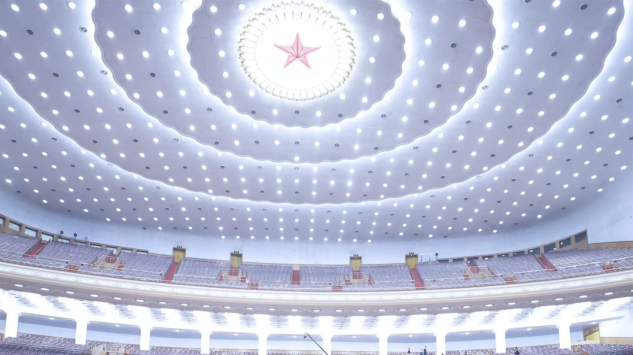 十三屆全國人大五次會議舉行預備會議 選舉產生大會主席團和秘書長 表決通過大會議程