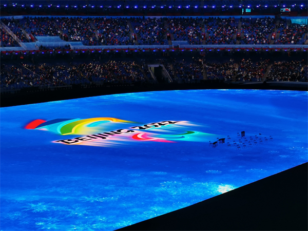 【開幕式直擊】護旗手們手持國旗緩緩入場 殘疾人齊聲唱響《我和我的祖國》