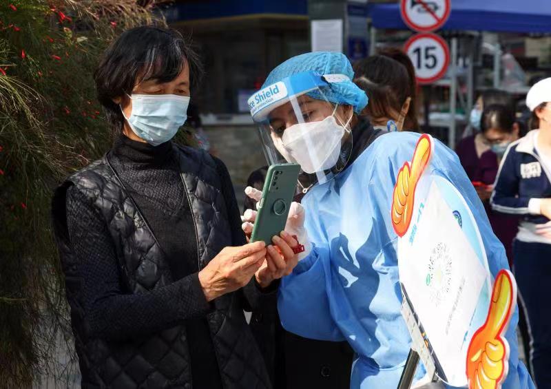 墨西哥姑娘在深圳披上「紅馬甲」 獲評最美抗疫志願者