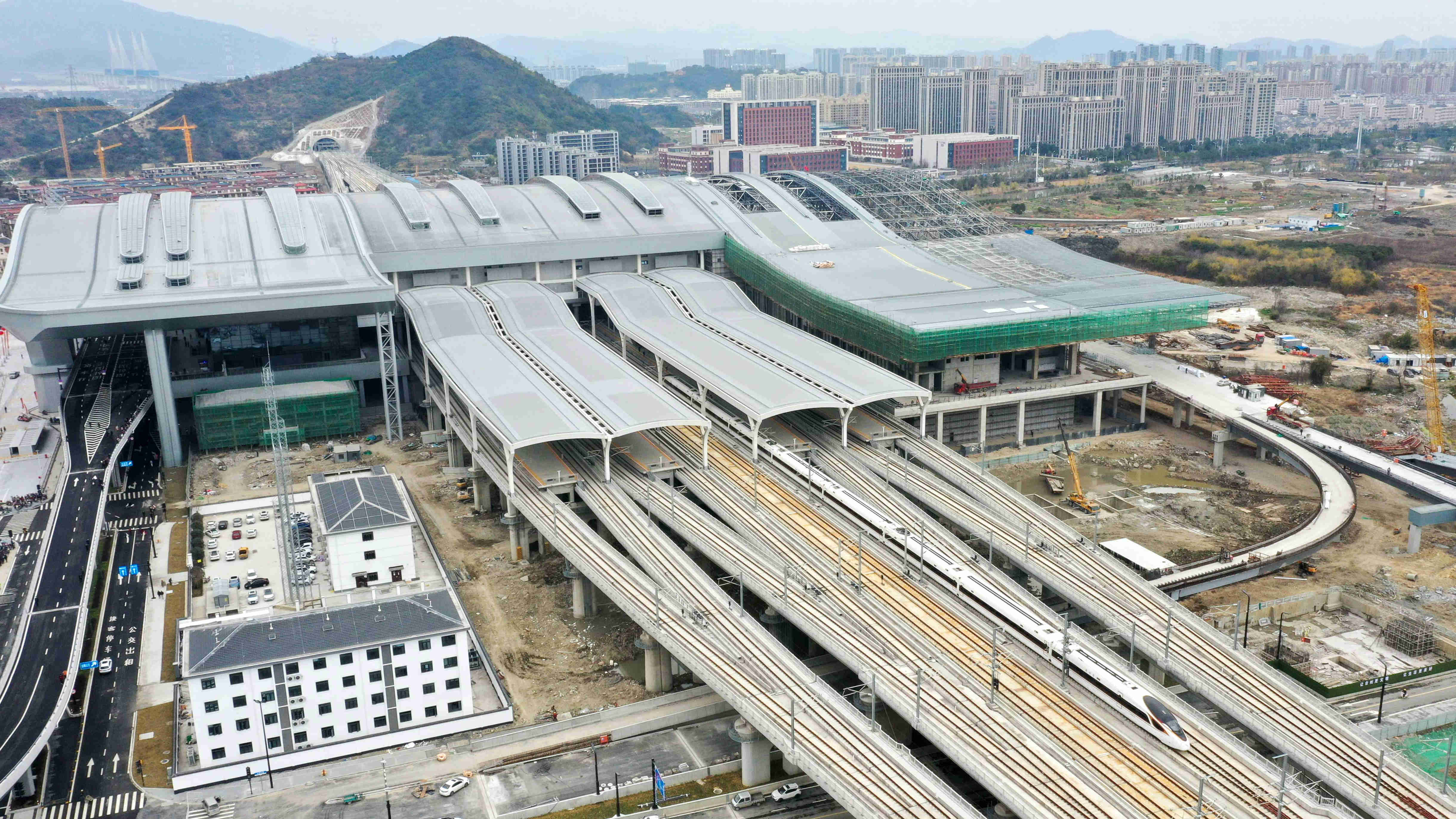 政府工作報告：七大舉措着力穩定宏觀經濟大盤