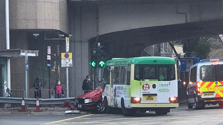 旺角的士小巴相撞釀7傷 不排除有人衝燈肇禍