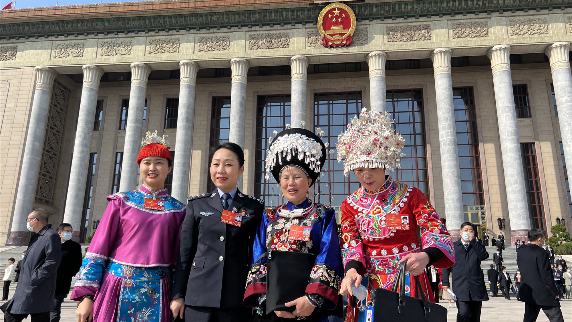 【直擊】綻放巾幗風采 女代表委員在人民大會堂門外合影留念