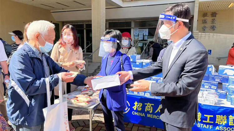 立會議員葉劉淑儀、嚴剛愉景灣派發招商局捐贈物資