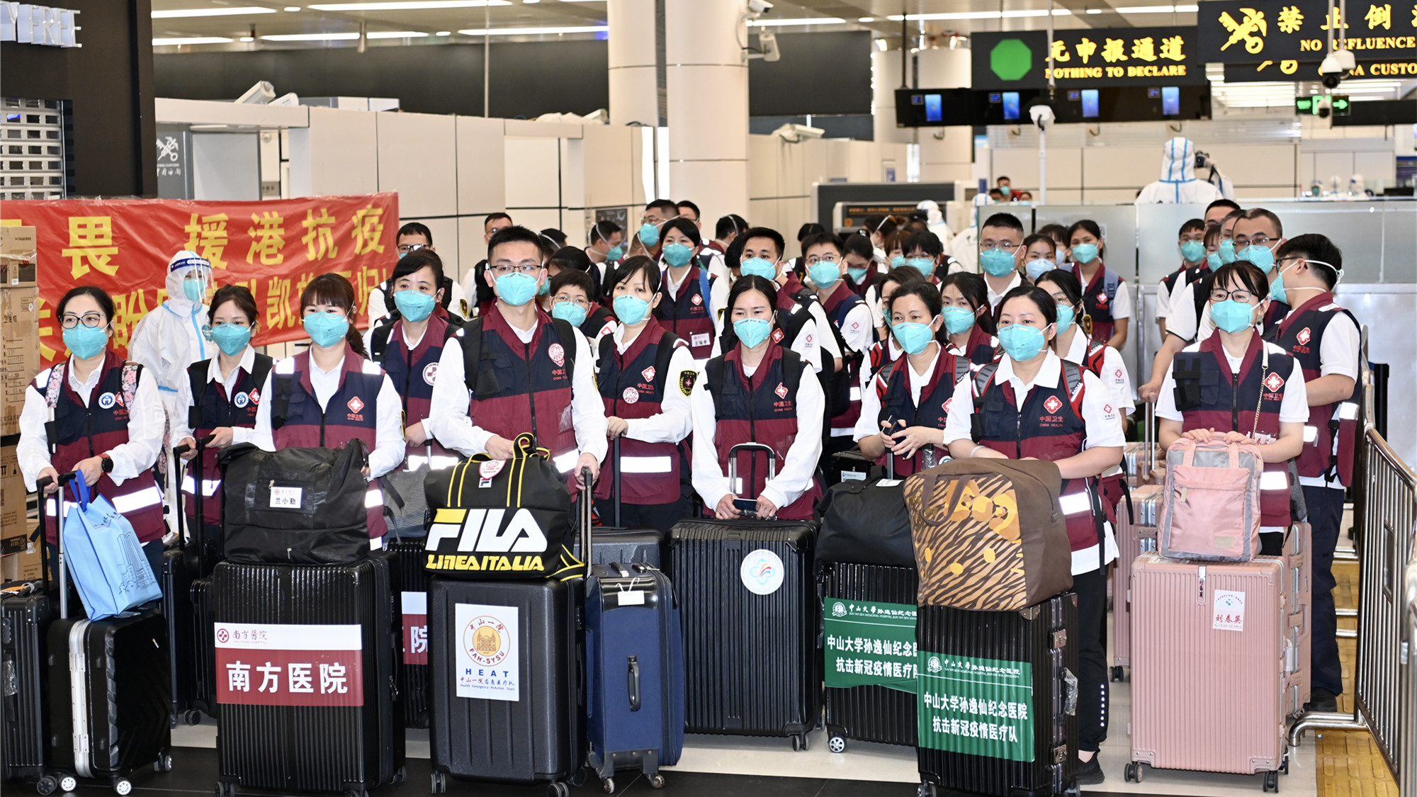 圖集｜致敬逆行者！首批75人援港醫療隊抵港